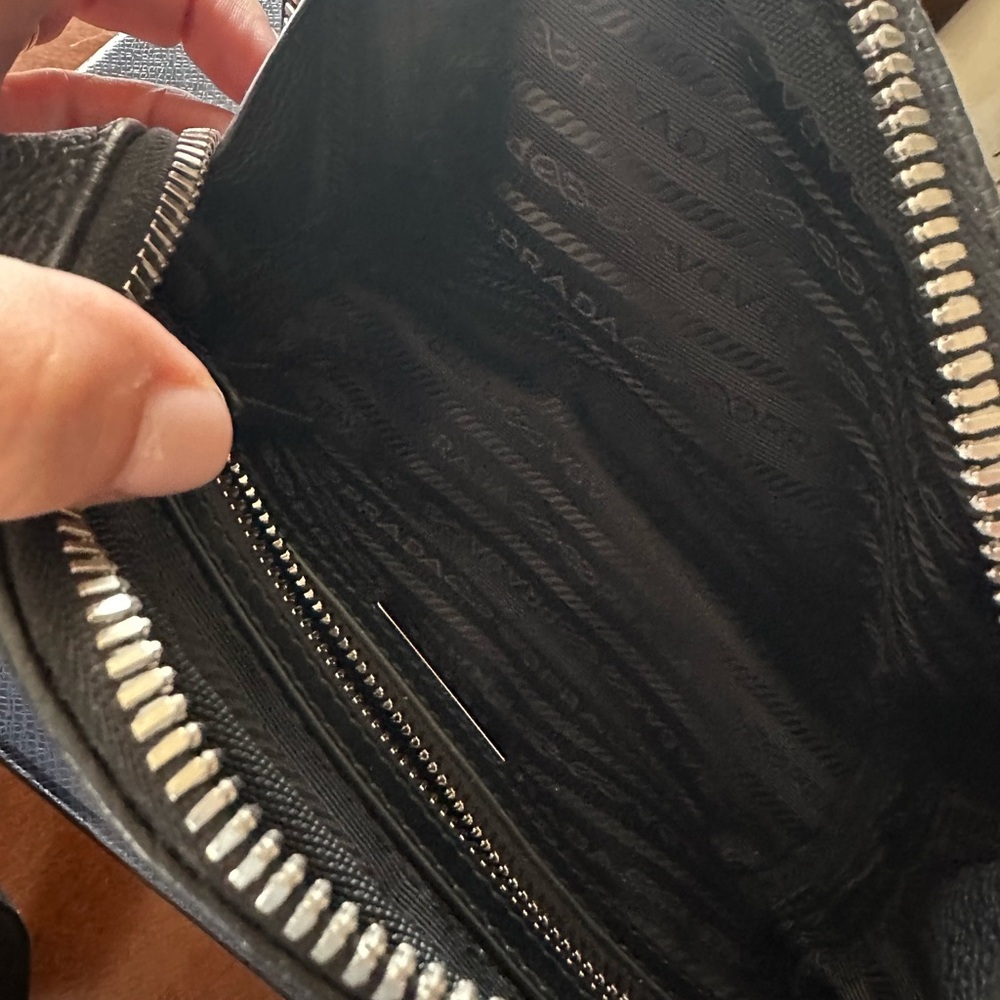Prada Black Crossbody Bag with Adjustable Strap and Textured Leather - Picture 5 of 7